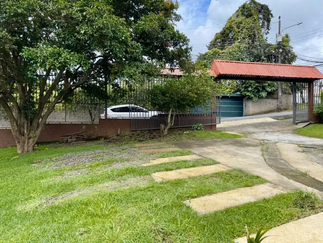 Se Vende Propiedad con 3 apartamentos independientes Uso de Suelo Mixto