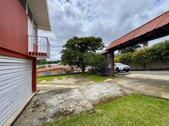 Se Vende Propiedad con 3 apartamentos independientes Uso de Suelo Mixto