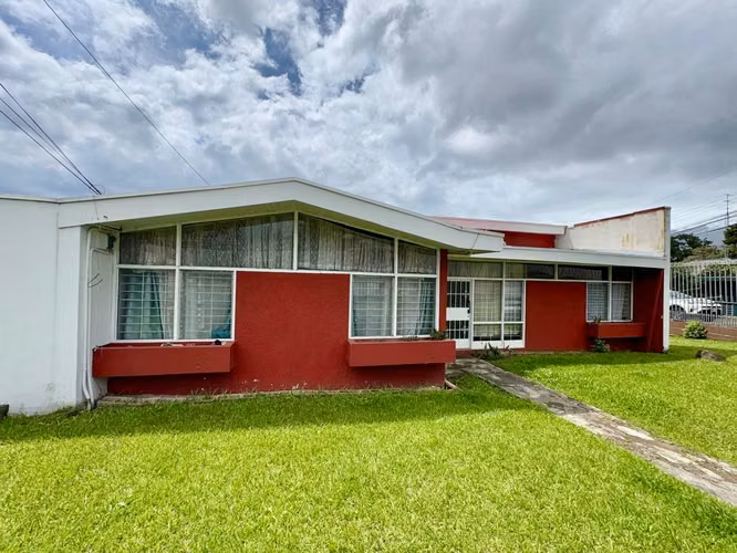 Se Vende Propiedad con 3 apartamentos independientes Uso de Suelo Mixto