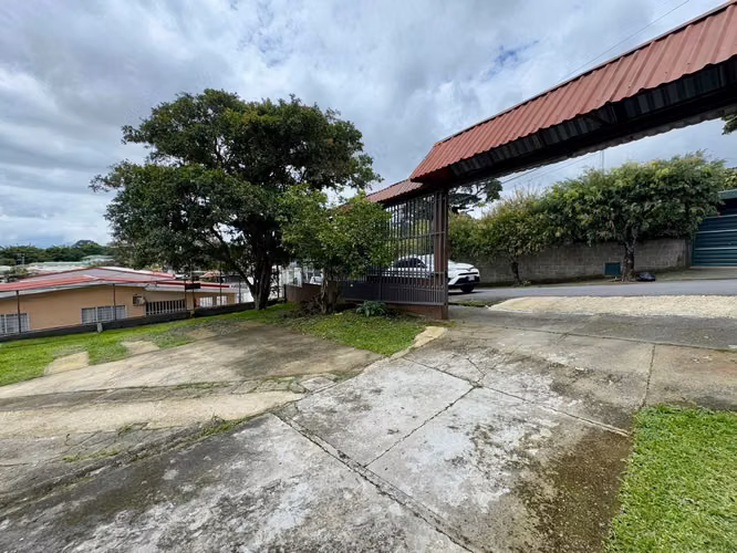 Se Vende Propiedad con 3 apartamentos independientes Uso de Suelo Mixto