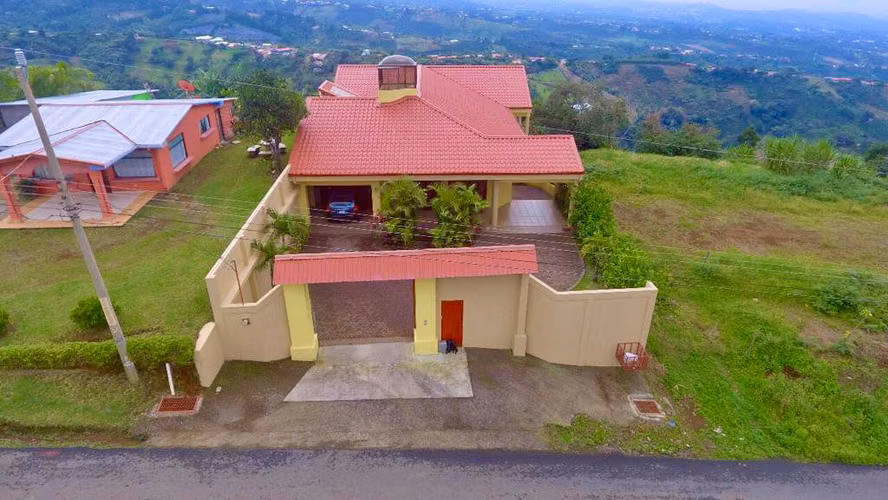 CASA CON ESPECTACULARES VISTAS AL VALLE CENTRAL