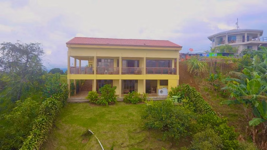 CASA CON ESPECTACULARES VISTAS AL VALLE CENTRAL
