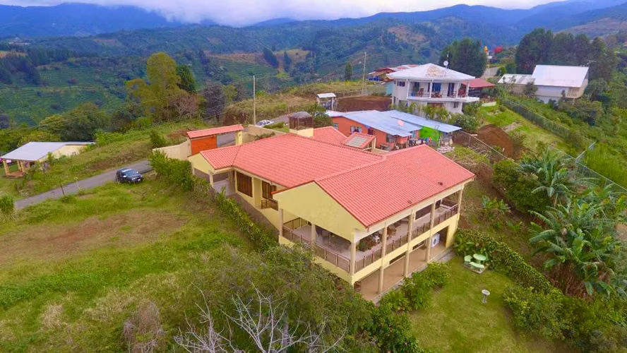 CASA CON ESPECTACULARES VISTAS AL VALLE CENTRAL