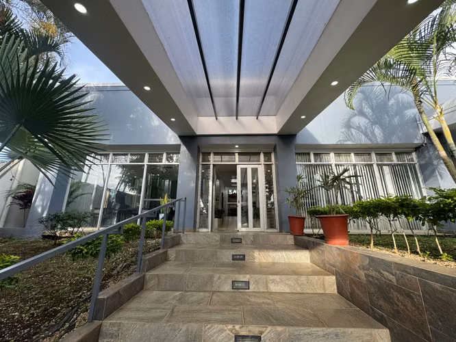 ALQUILER/ VENTA DE CASA EN LOMAS DE CARIARI - Imagen 2