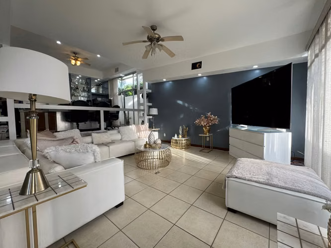ALQUILER/ VENTA DE CASA EN LOMAS DE CARIARI - Imagen 3