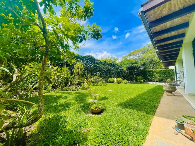 GANGA CASA EN VENTA CON JARDÍN SANTA ANA RÍO ORO*