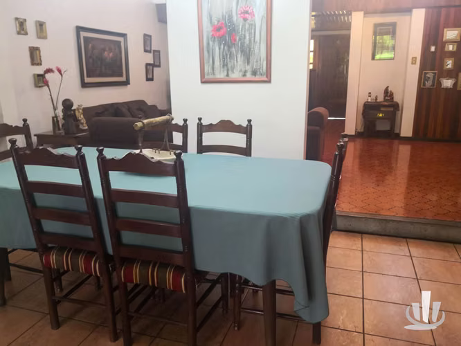 Venta de amplia casa en Sabanilla de Montes de Oca
