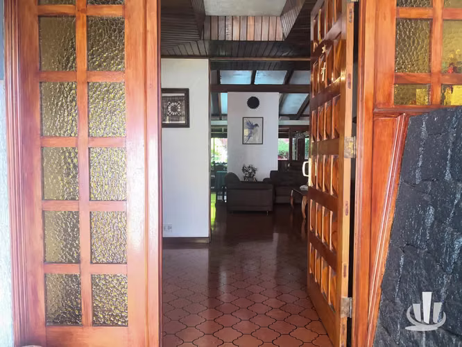 Venta de amplia casa en Sabanilla de Montes de Oca