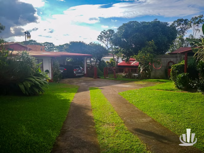 Venta de amplia casa en Sabanilla de Montes de Oca