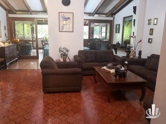 Venta de amplia casa en Sabanilla de Montes de Oca