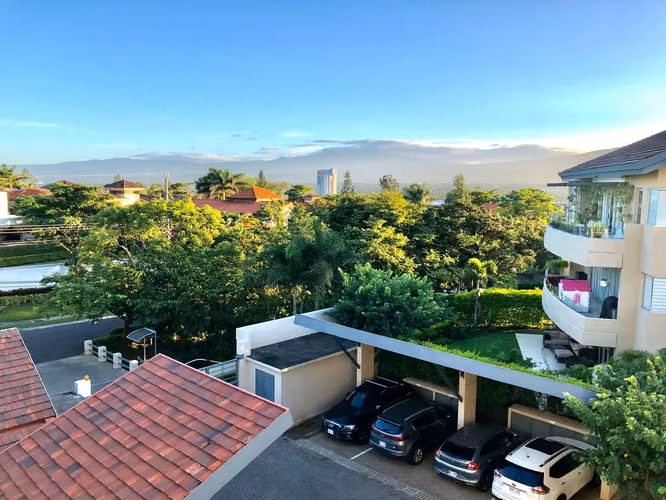 Amplio e iluminado apartamento en condominio REBAJADA
