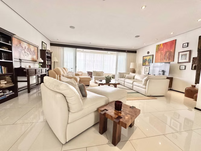 Amplio e iluminado apartamento en condominio REBAJADA