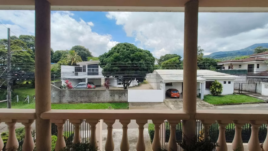 Elegante residencia en alquiler con piscina y amplias áreas verdes en Brasil de Mora, Ciudad Colón