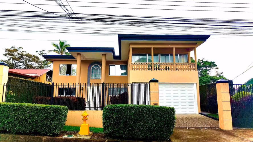 Elegante residencia en alquiler con piscina y amplias áreas verdes en Brasil de Mora, Ciudad Colón