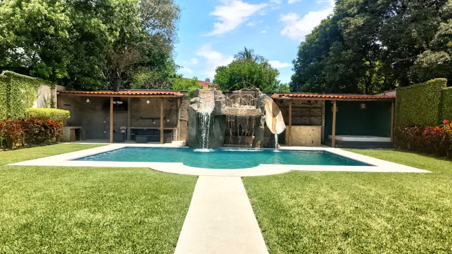 Elegante residencia en alquiler con piscina y amplias áreas verdes en Brasil de Mora, Ciudad Colón