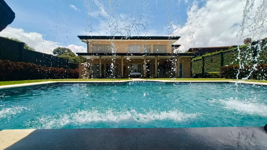 Elegante residencia en alquiler con piscina y amplias áreas verdes en Brasil de Mora, Ciudad Colón