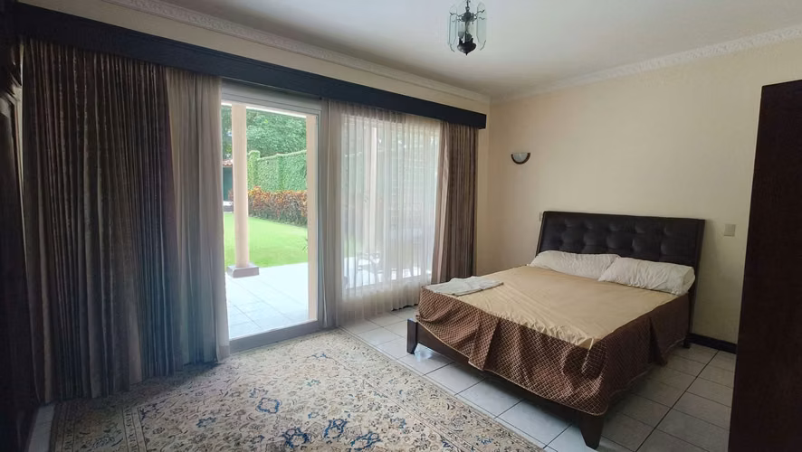 Elegante residencia en alquiler con piscina y amplias áreas verdes en Brasil de Mora, Ciudad Colón