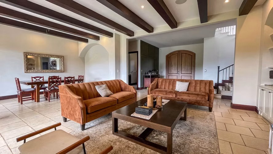 Venta. Santa Ana. Casa de lujo con acabados premium y amplio jardín.