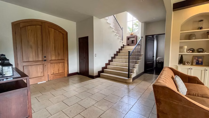 Venta. Santa Ana. Casa de lujo con acabados premium y amplio jardín.