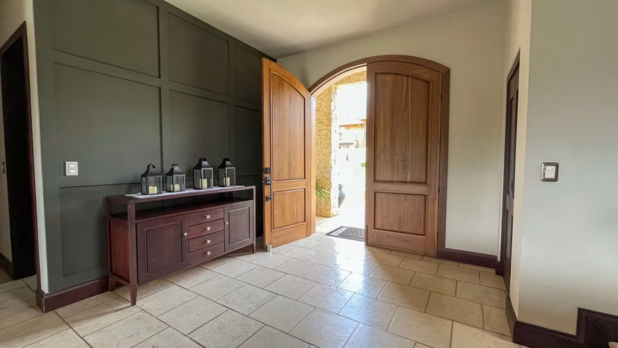 Venta. Santa Ana. Casa de lujo con acabados premium y amplio jardín.