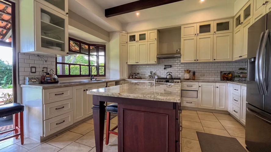 Venta. Santa Ana. Casa de lujo con acabados premium y amplio jardín.