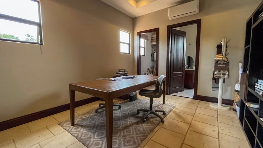 Venta. Santa Ana. Casa de lujo con acabados premium y amplio jardín.