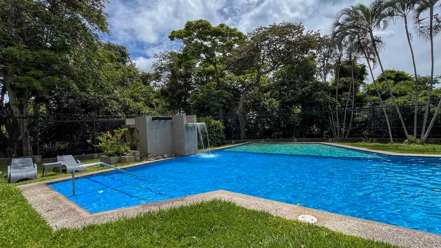 Venta. Santa Ana. Casa de lujo con acabados premium y amplio jardín.