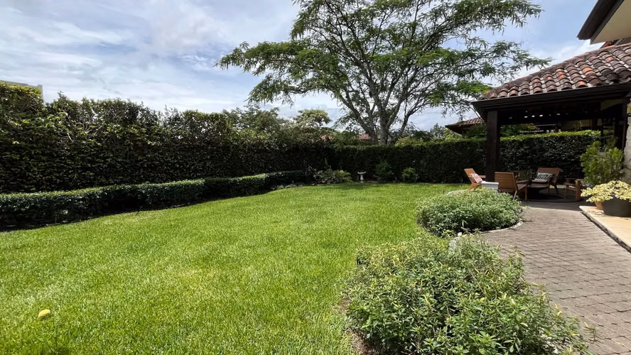 Venta. Santa Ana. Casa de lujo con acabados premium y amplio jardín.