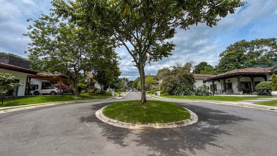 Venta. Santa Ana. Casa de lujo con acabados premium y amplio jardín.