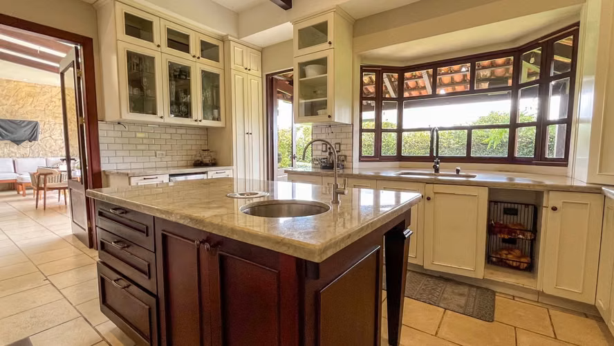 Venta. Santa Ana. Casa de lujo con acabados premium y amplio jardín.