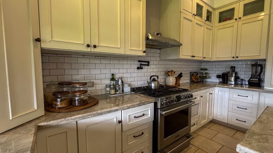 Venta. Santa Ana. Casa de lujo con acabados premium y amplio jardín.