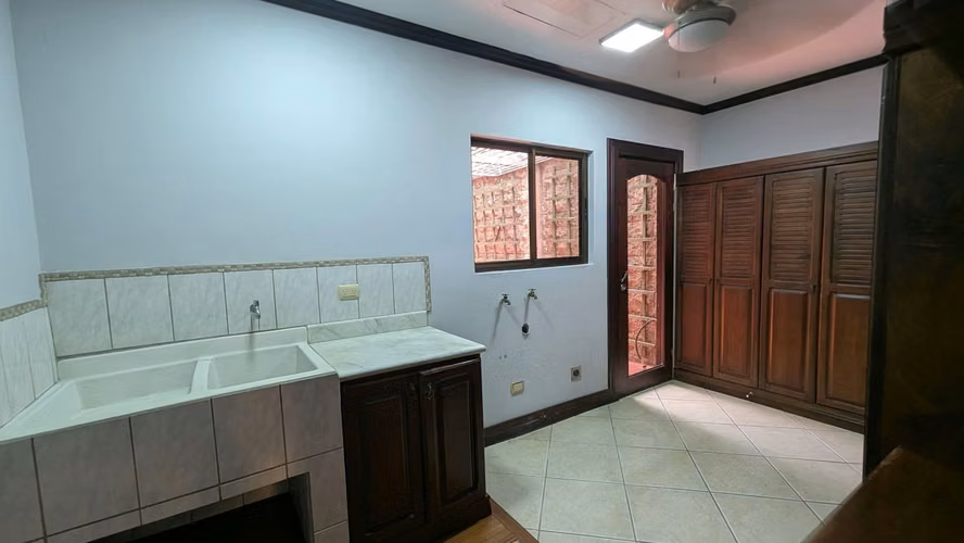 ALQUILER DE AMPLIA CASA EN SAN RAFAEL DE ESCAZÚ - Imagen 9