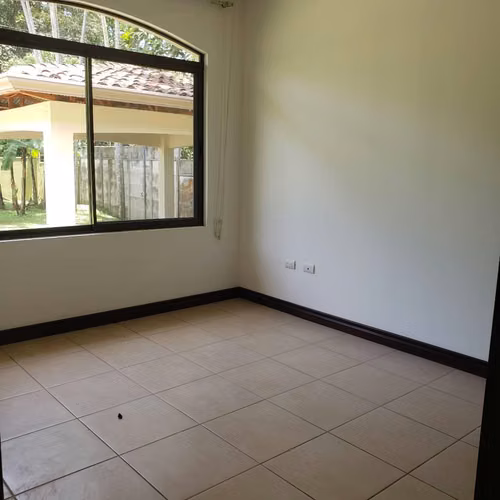 Alajuela La Garita vendo casa 1 piso, residencial privado, 1323m terreno, casa 323m2,$368.000 - Imagen 6