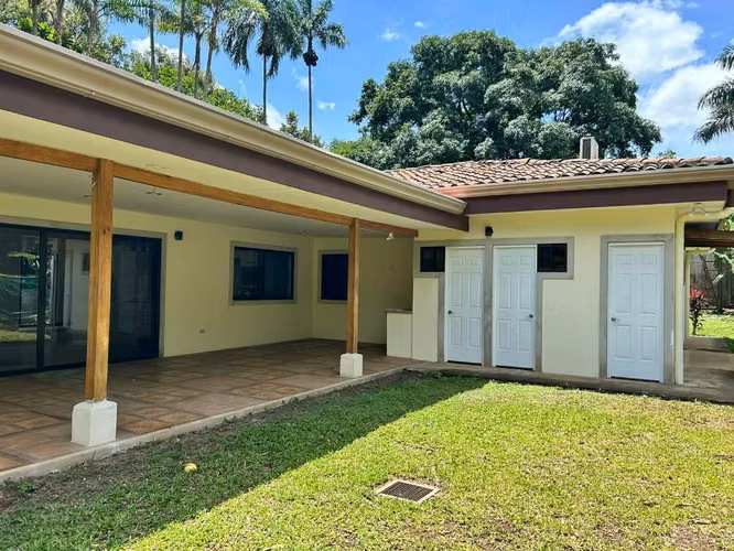 Alajuela La Garita vendo casa 1 piso, residencial privado, 1323m terreno, casa 323m2,$368.000 - Imagen 3