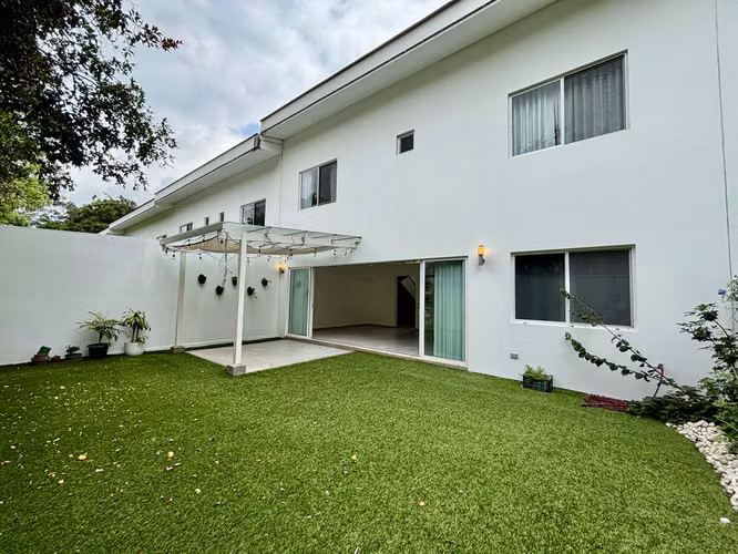 FOR RENT – MODERN HOME IN GATED COMMUNITY IN ESCAZÚ*