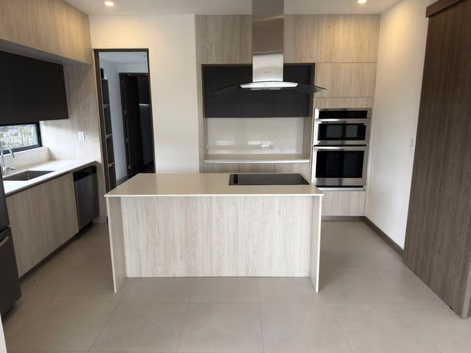 ALQUILER CASA DE UNA SOLA PLANTA EN CONDOMINIO LINDORA *