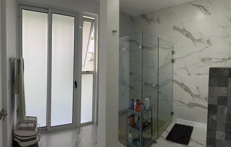 Venta de Casa con Dos Apartamentos Adicionales en la Original Hacienda Lindora - Imagen 18