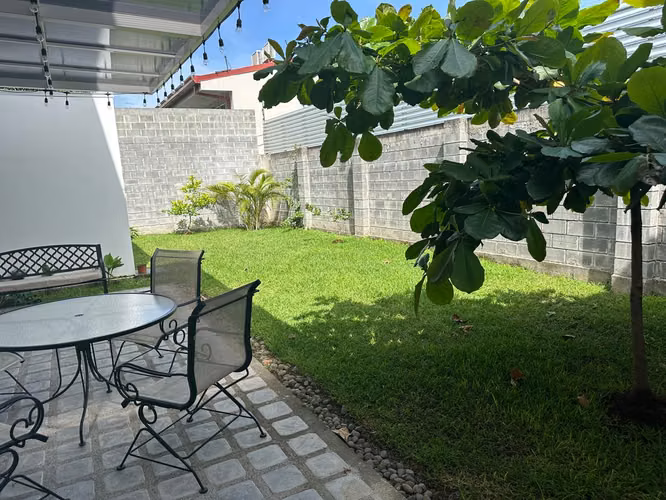 Venta de Casa con Dos Apartamentos Adicionales en la Original Hacienda Lindora - Imagen 2