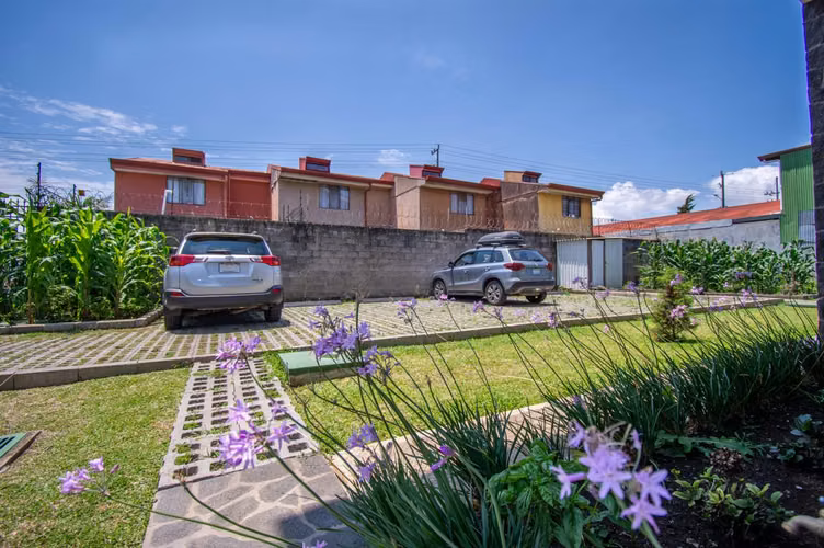 Venta de casa independiente con uso de suelo mixto en Santo Tomas de Santo Domingo, Heredia - Imagen 4