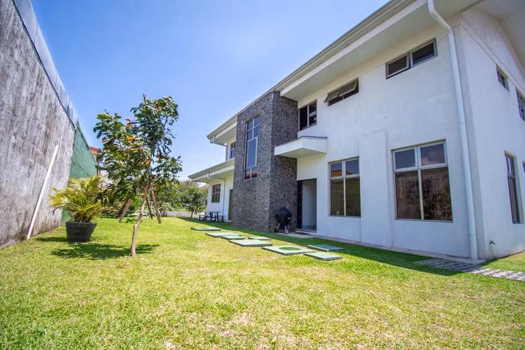 Venta de casa independiente con uso de suelo mixto en Santo Tomas de Santo Domingo, Heredia - Imagen 2