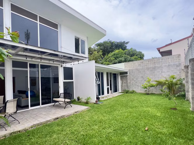 Lindora - Moderna - Casa + 2 Apartamentos - Alta Rentabilidad