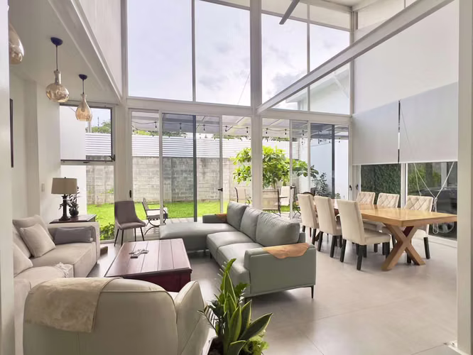 Lindora - Moderna - Casa + 2 Apartamentos - Alta Rentabilidad