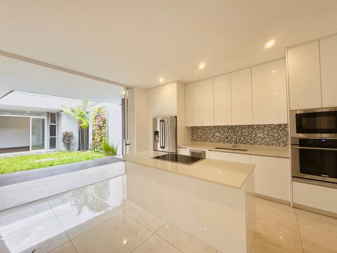SINGLE STORY HOUSE FOR RENT EXCLUSIVE GATED COMMUNITY IN SANTA ANA