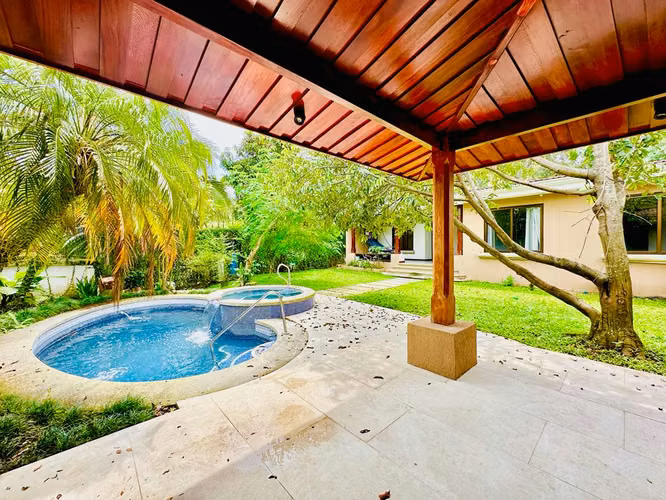 SE VENDE CASA INDEPENDIENTE SAN RAFAEL DE ESCAZÚ*