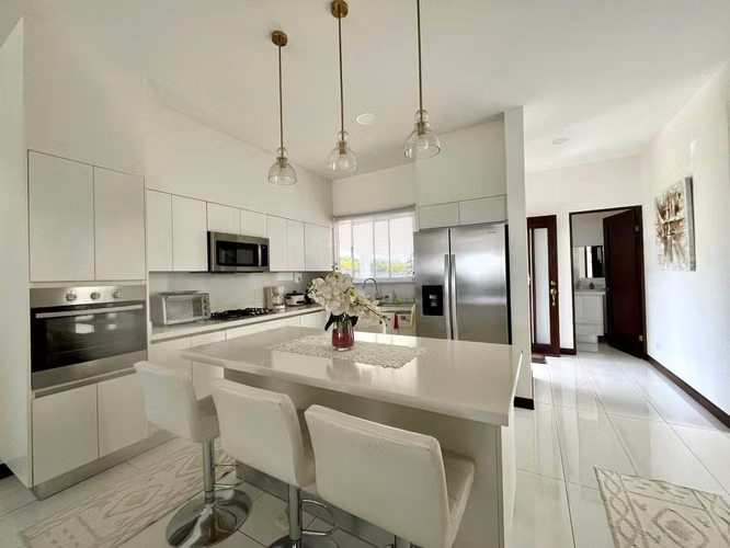 VENTA DE CASA EN CONDOMINIO EN GUACHIPELIN DE UNA SOLA PLANTA - Imagen 4