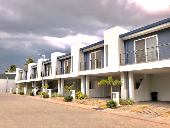 VENTA DE CASA CON LINEA BLANCA EN CONDOMINIO-SANTA ANA