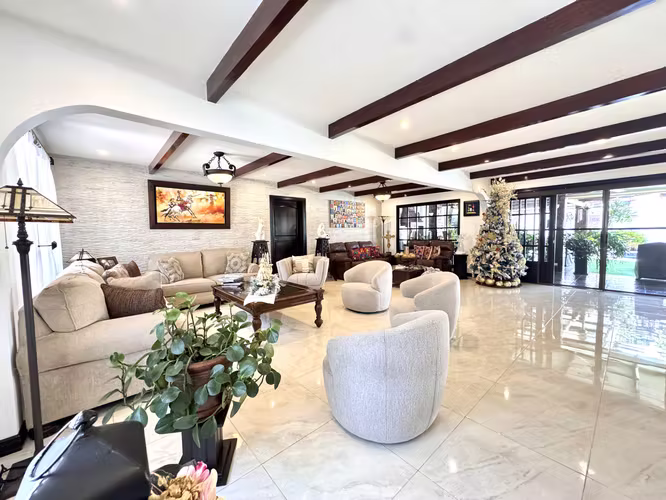 CASA EN VENTA CON PISCINA EN ESCAZU BELLO HORIZONTE - Imagen 3