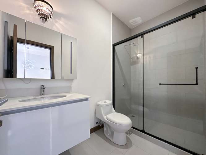Venta de moderna casa para estrenar ubicada en Escazú - Imagen 14