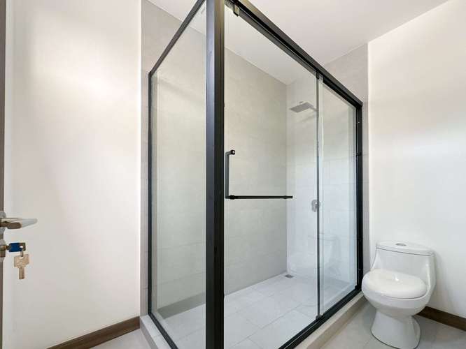 Venta de moderna casa para estrenar ubicada en Escazú - Imagen 11