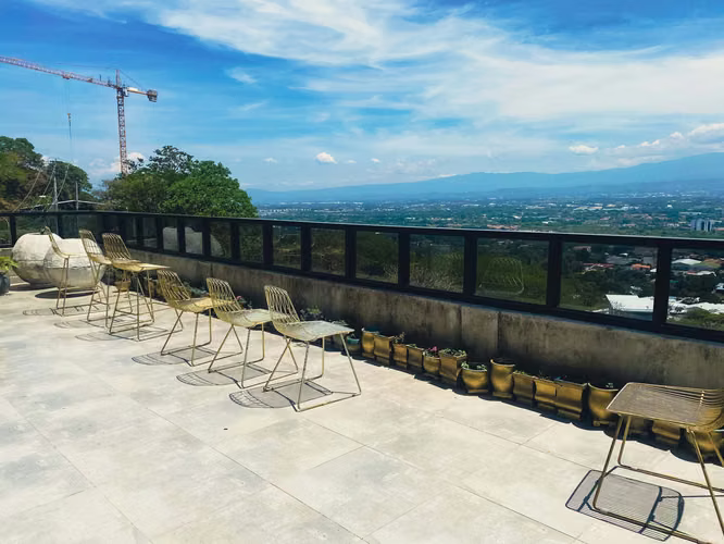 SE ALQUILA EDIFICIO MODERNO EN SANTA ANA - Imagen 11